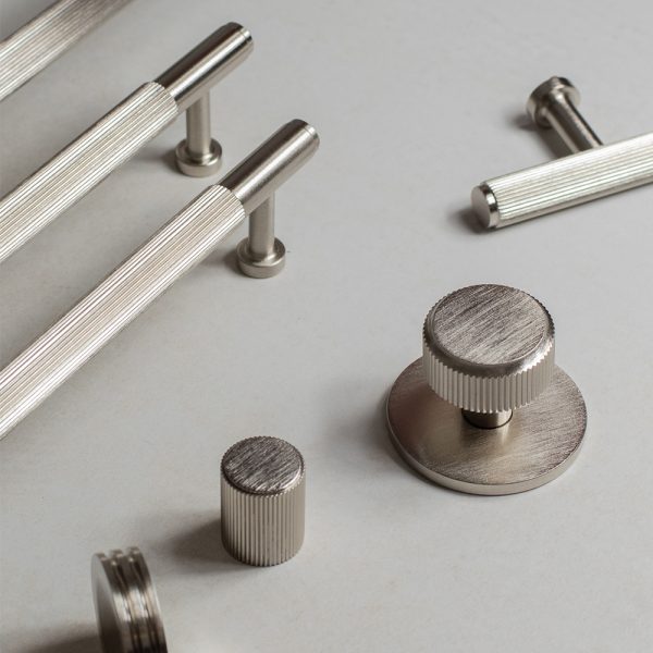 Millhouse Brass Battersea Linear T-Bar Cabinet Pull Handle 160mm - Antique Brass - Image 3