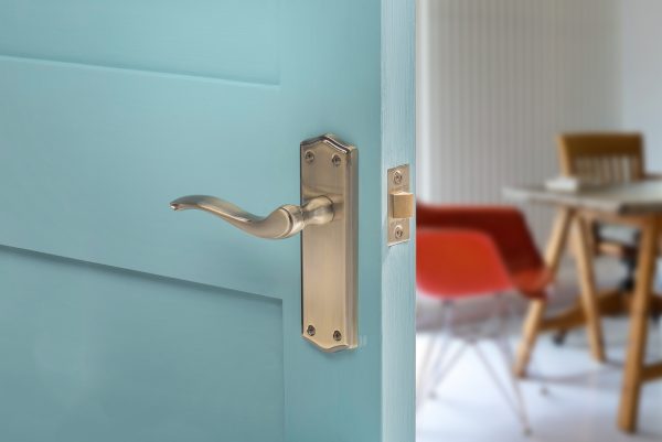 OE178LAB Old English Warwick Latch Lever Door Handle on Backplate - Antique Brass - Image 2