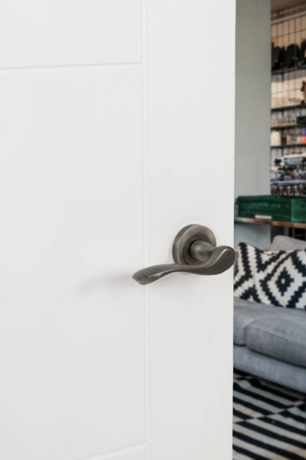 OE178MBN Old English Warwick Lever Door Handle on Round Rose - Matt Gun Metal - Image 2