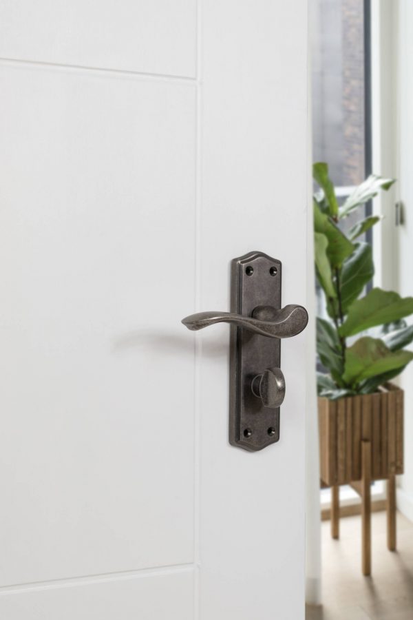 OE178WCDS Old English Warwick WC Lever Door Handle on Backplate - Distressed Silver - Image 2
