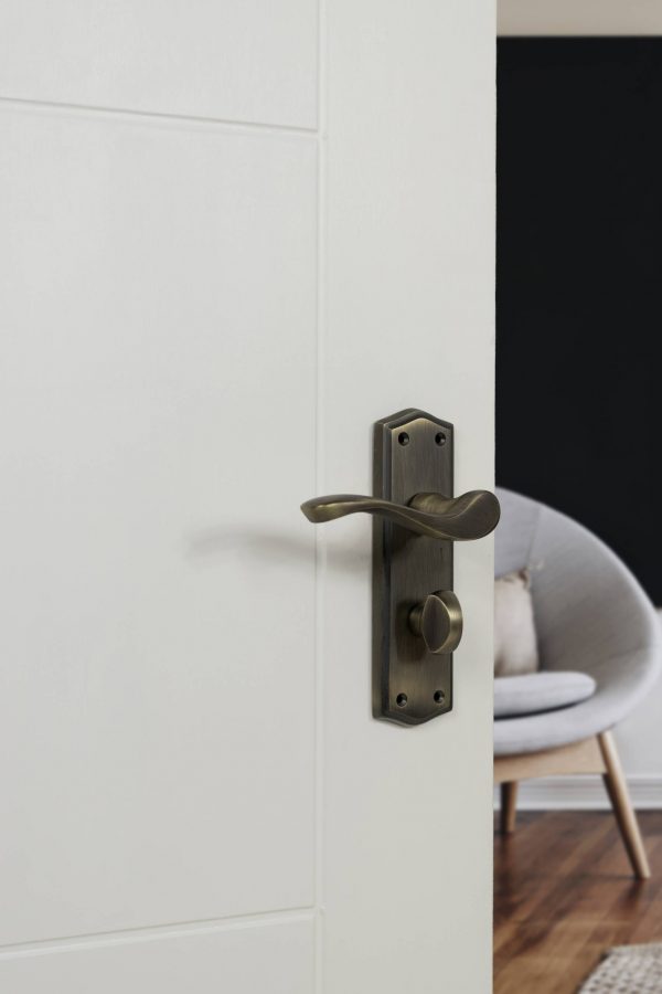 OE178WCMAB Old English Warwick WC Lever Door Handle on Backplate - Matt Antique Brass - Image 2