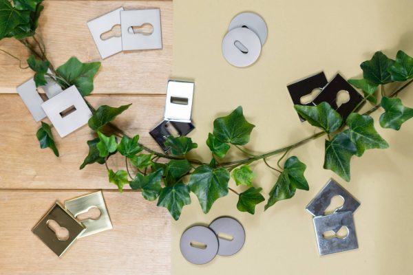 XTESCKS5SPB Tupai Exclusivo 5S Line Key Escutcheons on 5mm Slimline Square Rose - Polished Brass - Image 2