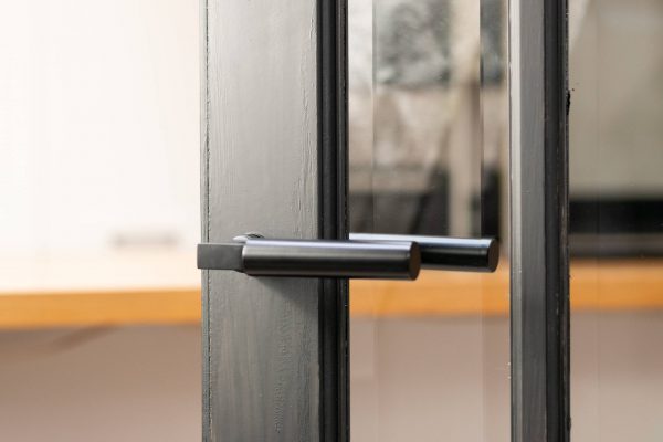 XT4071CRMB Tupai Exclusivo 5S Line Covas Lever Door Handle on Concealed Square Rose - Pearl Black - Image 2